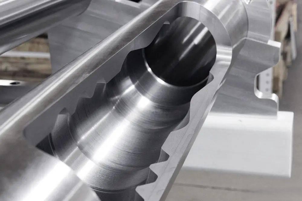 Vŕtanie hlbokých otvorov pri obrábaní hydraulického potrubia